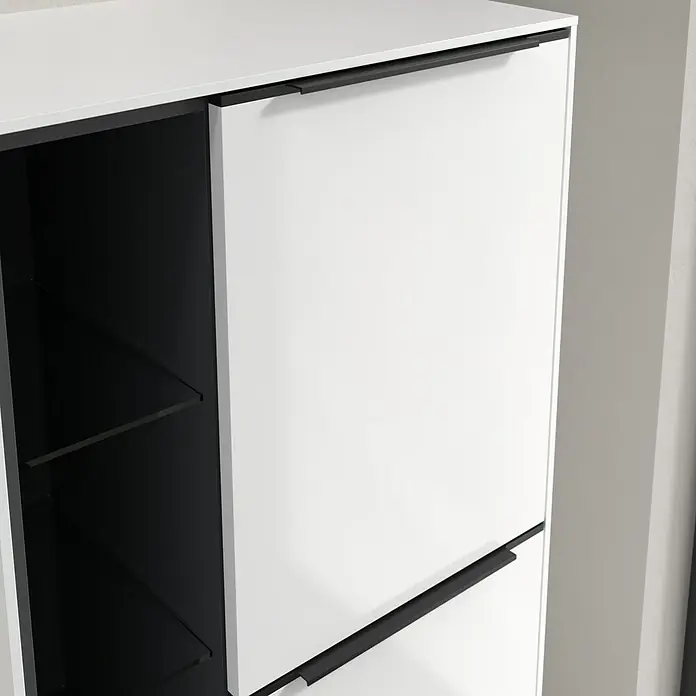 Villeroy & Boch Subway 3.0 Seitenschrank - B x T x H: 57,4 x 36,2 x 120 cm, Brilliant White, DIN Anschlag: Rechts, Farbe Griff: Volcano Black - Ein moderner Schuhschrank in Weiß und Schwarz mit minimalistischem Design und Griffen. Ideal für Flur oder Eingangsbereich.