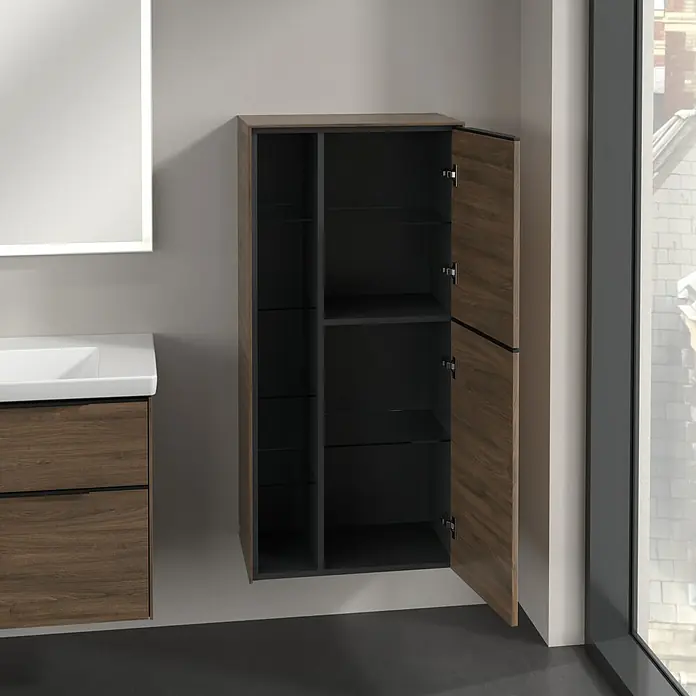 Villeroy & Boch Subway 3.0 Seitenschrank - B x T x H: 57,4 x 36,2 x 120 cm, Arizona Oak, DIN Anschlag: Rechts, Farbe Griff: Volcano Black - Ein Badezimmer mit einem Waschbeckenunterschrank und einem offenen Hängeschrank mit Holztüren, der viel Stauraum bietet.