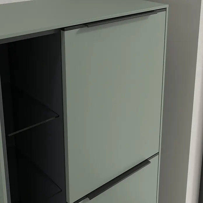 Villeroy & Boch Subway 3.0 Seitenschrank - B x T x H: 57,4 x 36,2 x 120 cm, Soft Green, DIN Anschlag: Rechts, Farbe Griff: Volcano Black - Nahaufnahme eines modernen Schuhschranks in sanftem Grün mit eleganten, dunklen Griffen und offenem Fach für praktische Aufbewahrung.