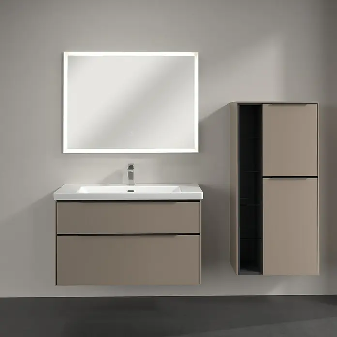 Villeroy & Boch Subway 3.0 Seitenschrank - B x T x H: 57,4 x 36,2 x 120 cm, Taupe, DIN Anschlag: Rechts, Farbe Griff: Volcano Black - Badezimmer mit Waschtischunterschrank, beleuchtetem Spiegel und Hochschrank in Beige und Grau.