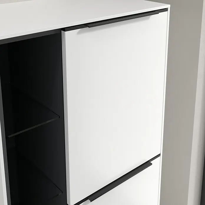 Villeroy & Boch Subway 3.0 Seitenschrank - B x T x H: 57,4 x 36,2 x 120 cm, Pure White, DIN Anschlag: Rechts, Farbe Griff: Volcano Black - Bild eines Schuhschranks mit schwarzen Griffen und teilweise geöffneten weißen Türen.