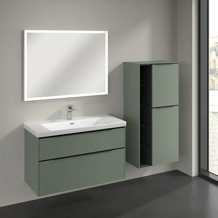 Villeroy & Boch Subway 3.0 Seitenschrank - B x T x H: 57,4 x 36,2 x 120 cm, Soft Green, DIN Anschlag: Rechts, Farbe Griff: Volcano Black - Ein modernes Badezimmer-Set mit einem Unterschrank in Olivgrün, einem Waschbecken und einem beleuchteten Spiegel. Ergänzt wird das Set durch einen Hängeschrank.