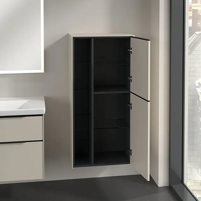 Villeroy & Boch Subway 3.0 Seitenschrank - B x T x H: 57,4 x 36,2 x 120 cm, Cashmere Grey, DIN Anschlag: Rechts, Farbe Griff: Volcano Black - Ein moderner Badezimmerschrank in Beige und Schwarz hängt an der Wand, die Tür ist geöffnet, um die Regale im Inneren zu zeigen.