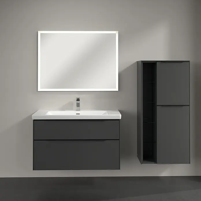 Villeroy & Boch Subway 3.0 Seitenschrank - B x T x H: 57,4 x 36,2 x 120 cm, Graphite, DIN Anschlag: Rechts, Farbe Griff: Volcano Black - Elegantes Badezimmer-Set mit einem dunklen Waschtischunterschrank mit zwei Schubladen, einem beleuchteten Spiegel und einem passenden Hochschrank.