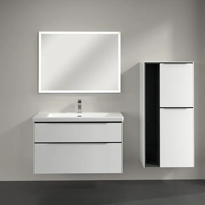 Villeroy & Boch Subway 3.0 Seitenschrank - B x T x H: 57,4 x 36,2 x 120 cm, Pure White, DIN Anschlag: Rechts, Farbe Griff: Volcano Black - Modernes Badezimmer-Set mit Waschbeckenunterschrank, beleuchtetem Spiegel und Hochschrank in Weiß und Schwarz.