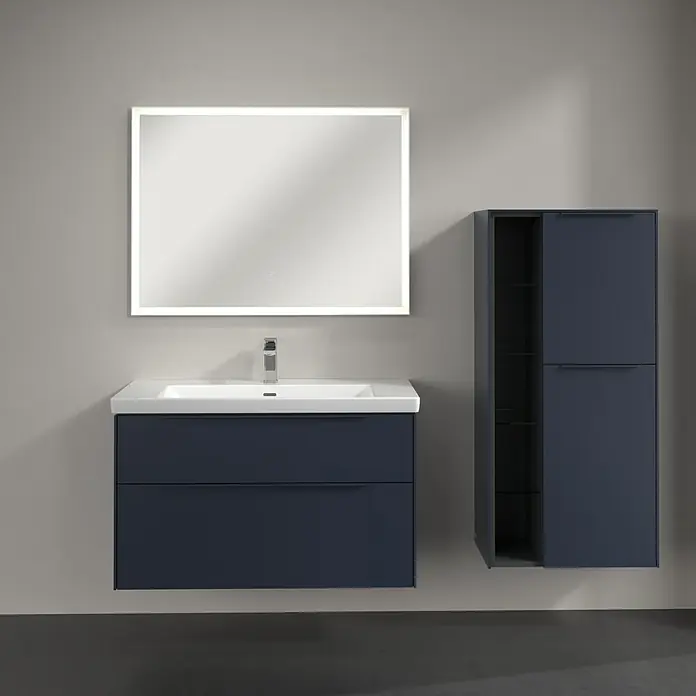 Villeroy & Boch Subway 3.0 Seitenschrank - B x T x H: 57,4 x 36,2 x 120 cm, Marine Blue, DIN Anschlag: Rechts, Farbe Griff: Monochrom - Modernes Badezimmer-Set mit einem marineblauen Waschtischunterschrank mit Schubladen, einem Aufsatzwaschbecken und einem Spiegelschrank mit Beleuchtung.