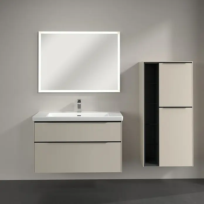 Villeroy & Boch Subway 3.0 Seitenschrank - B x T x H: 57,4 x 36,2 x 120 cm, Cashmere Grey, DIN Anschlag: Rechts, Farbe Griff: Volcano Black - Ein modernes Badezimmer-Ensemble mit einem Waschbeckenunterschrank und einem beleuchteten Spiegel für stilvolle Akzente.