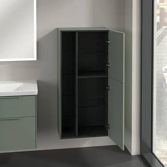 Villeroy & Boch Subway 3.0 Seitenschrank - B x T x H: 57,4 x 36,2 x 120 cm, Soft Green, DIN Anschlag: Rechts, Farbe Griff: Monochrom - Ein moderner Badezimmerschrank in Salbeigrün mit offenen Türen und Glasböden, neben einem Waschbecken und einem beleuchteten Spiegel.