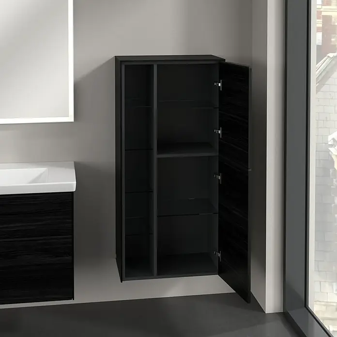 Villeroy & Boch Subway 3.0 Seitenschrank - B x T x H: 57,4 x 36,2 x 120 cm, Black Oak, DIN Anschlag: Rechts, Farbe Griff: Volcano Black - Offener Badezimmerschrank in dunklem Holz mit klaren Glasböden, neben einem Waschbecken und einem Spiegel.