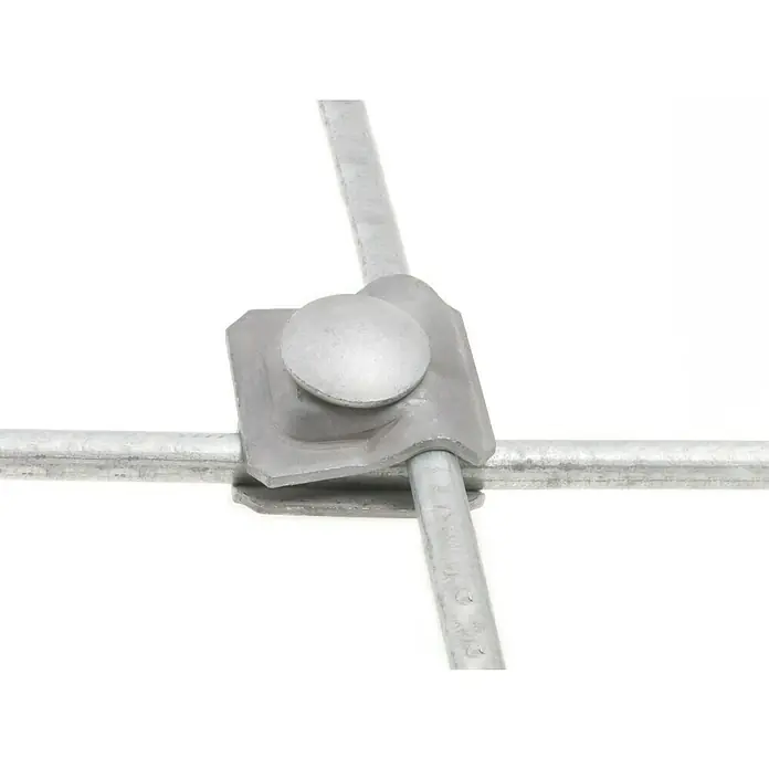Dietzel Univolt Anschlussklemme - Rundleiter 8 - 10 mm, Stahl - Nahaufnahme einer Metallbefestigung, die zwei Metallstangen in einem Gitter verbindet.
