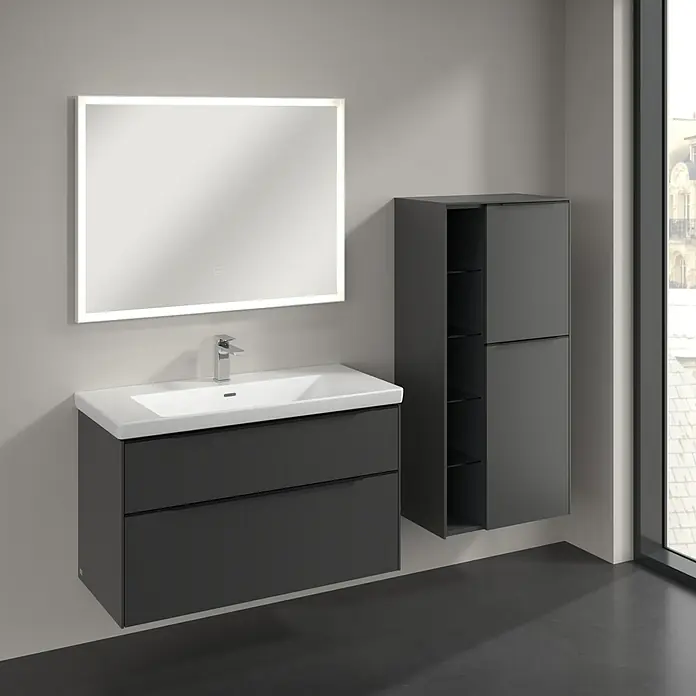 Villeroy & Boch Subway 3.0 Seitenschrank - B x T x H: 57,4 x 36,2 x 120 cm, Graphite, DIN Anschlag: Rechts, Farbe Griff: Volcano Black - Elegantes Badezimmer-Set mit einem grauen Unterschrank mit zwei Schubladen, einem beleuchteten Spiegel und einem passenden Hängeschrank.