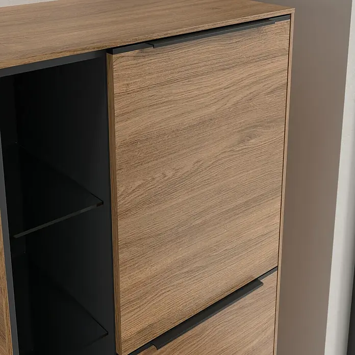 Villeroy & Boch Subway 3.0 Seitenschrank - B x T x H: 57,4 x 36,2 x 120 cm, Kansas Oak, DIN Anschlag: Rechts, Farbe Griff: Volcano Black - Nahaufnahme eines Holzschranks mit schwarzen Griffen und Regalen. Stilvolles Möbelstück für moderne Wohnräume.