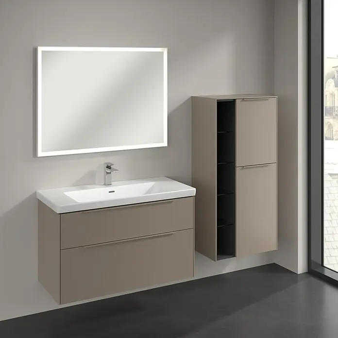 Villeroy & Boch Subway 3.0 Seitenschrank - B x T x H: 57,4 x 36,2 x 120 cm, Taupe, DIN Anschlag: Rechts, Farbe Griff: Monochrom - Elegantes Badezimmer-Ensemble mit Waschtischunterschrank in Taupe, weißem Aufsatzwaschbecken und einem beleuchteten Spiegel für ein modernes Ambiente.