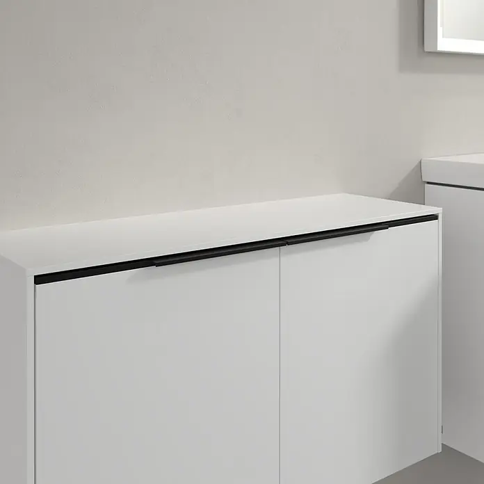Villeroy & Boch Subway 3.0 Seitenschrank - B x T x H: 72,8 x 25,6 x 42,3 cm, Brilliant White, DIN Anschlag: Links/Rechts, Farbe Griff: Volcano Black - Bild eines weißen Badezimmerschranks mit schwarzen Griffen. Der minimalistische Stil sorgt für einen modernen Look im Badezimmer.