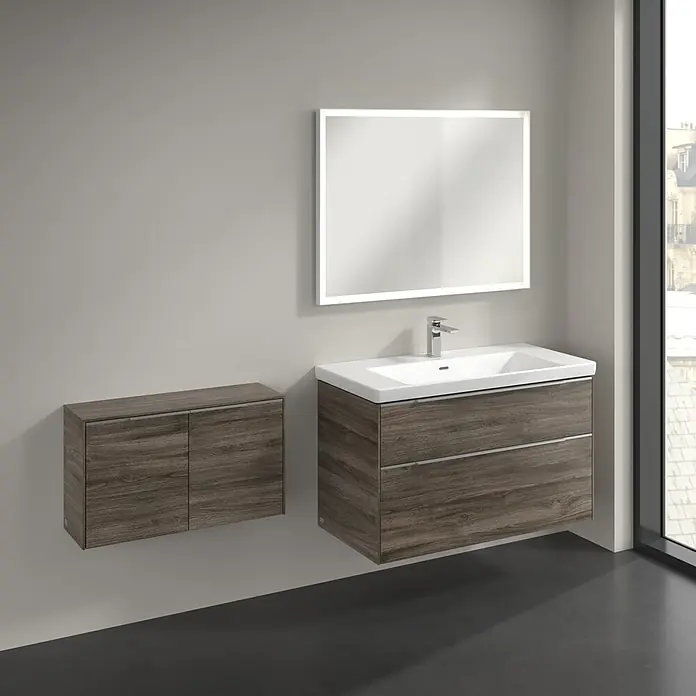 Villeroy & Boch Subway 3.0 Seitenschrank - B x T x H: 72,8 x 25,6 x 42,3 cm, Stone Oak, DIN Anschlag: Links/Rechts, Farbe Griff: Aluminium glänzend - Modernes Badezimmer-Set mit Waschbeckenunterschrank, Hängeschrank und LED-Spiegel in Holzoptik, das eine stilvolle und funktionale Raumlösung bietet.