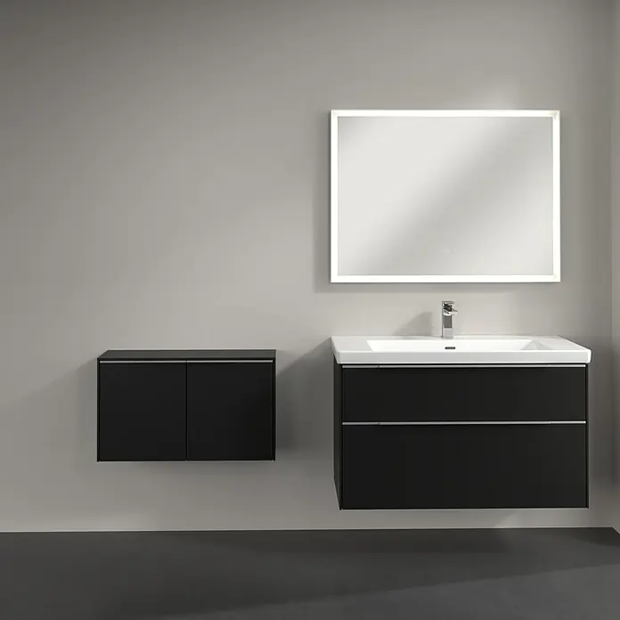 Villeroy & Boch Subway 3.0 Seitenschrank - B x T x H: 72,8 x 25,6 x 42,3 cm, Volcano Black, DIN Anschlag: Links/Rechts, Farbe Griff: Aluminium glänzend - Elegantes Badezimmer-Set mit einem schwarzen Waschtischunterschrank, einem Hängeschrank und einem beleuchteten Spiegel für ein modernes Ambiente.