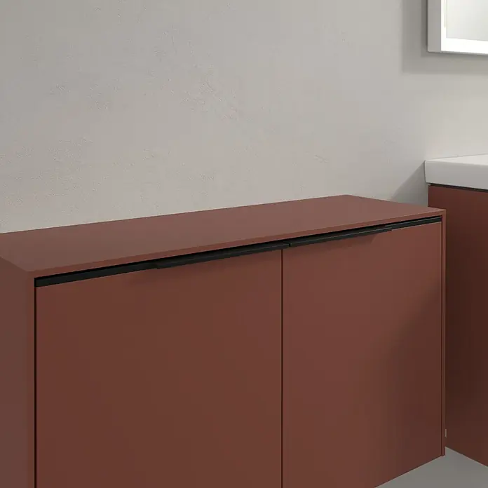 Villeroy & Boch Subway 3.0 Seitenschrank - B x T x H: 72,8 x 25,6 x 42,3 cm, Wine Red, DIN Anschlag: Links/Rechts, Farbe Griff: Volcano Black - Nahaufnahme eines Unterschranks in Terrakotta mit schwarzen Griffen. Elegantes Badmöbel mit minimalistischem Design.