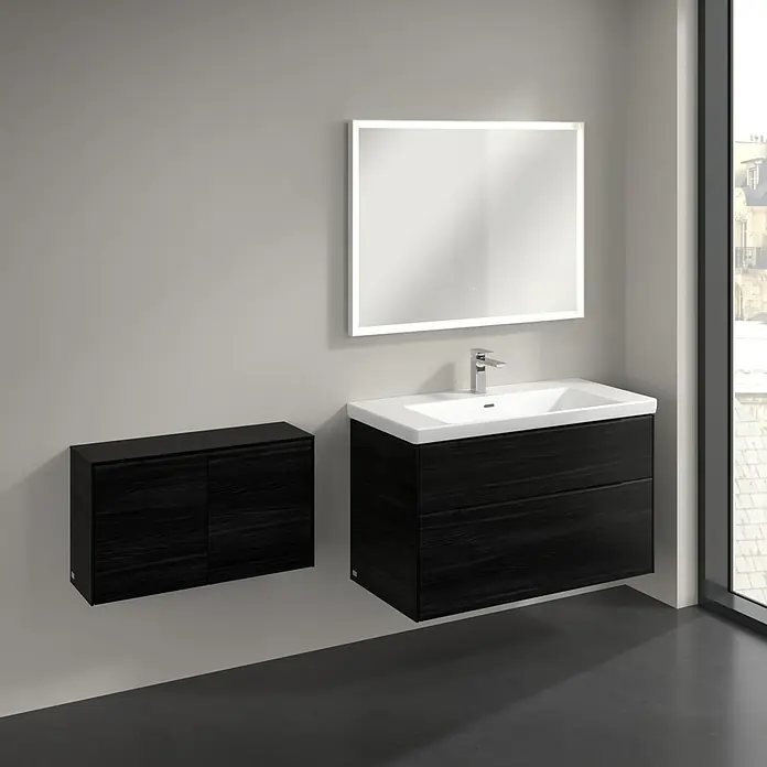 Villeroy & Boch Subway 3.0 Seitenschrank - B x T x H: 72,8 x 25,6 x 42,3 cm, Black Oak, DIN Anschlag: Links/Rechts, Farbe Griff: Volcano Black - Elegantes Badezimmer-Set mit schwarzem Waschtischunterschrank, Hängeschrank und Spiegel mit Beleuchtung für ein modernes Ambiente.
