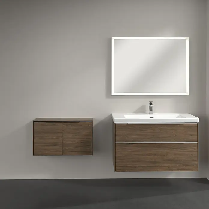 Villeroy & Boch Subway 3.0 Seitenschrank - B x T x H: 72,8 x 25,6 x 42,3 cm, Arizona Oak, DIN Anschlag: Links/Rechts, Farbe Griff: Aluminium glänzend - Das Bild zeigt ein modernes Badezimmer-Set mit Waschtischunterschrank, Hängeschrank und einem beleuchteten Spiegel für ein stilvolles Ambiente.