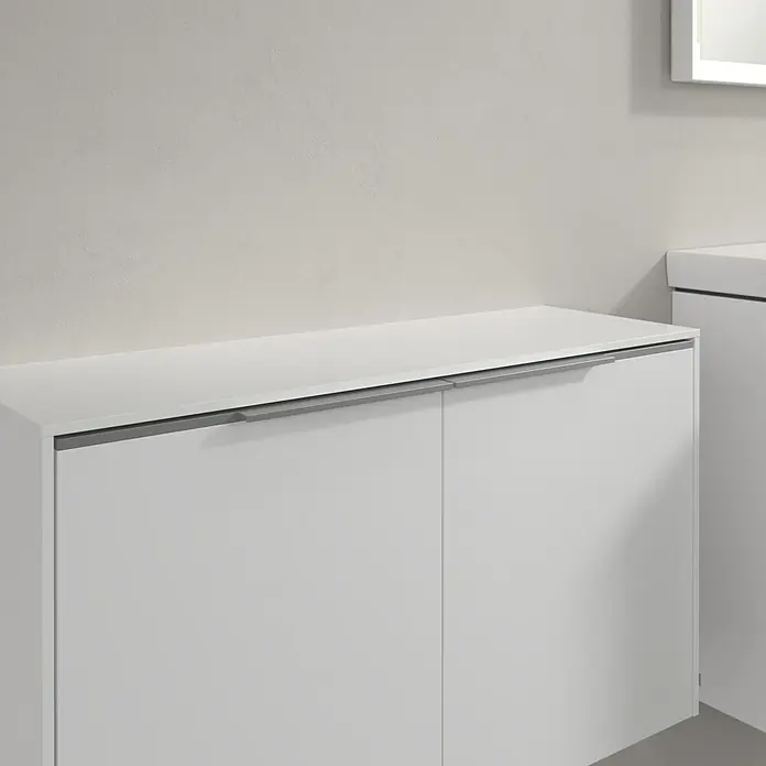 Villeroy & Boch Subway 3.0 Seitenschrank - B x T x H: 72,8 x 25,6 x 42,3 cm, Brilliant White, DIN Anschlag: Links/Rechts, Farbe Griff: Aluminium glänzend - Nahaufnahme eines weißen Badezimmerschranks mit zwei Türen und Griffen. Der Schrank hat eine glatte Oberfläche und ein modernes Design.