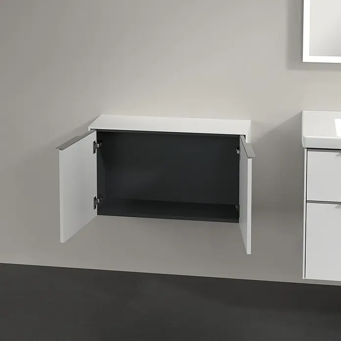 Villeroy & Boch Subway 3.0 Seitenschrank - B x T x H: 72,8 x 25,6 x 42,3 cm, Pure White, DIN Anschlag: Links/Rechts, Farbe Griff: Aluminium glänzend - Wandhängender Badschrank mit geöffneten Türen, modernes Design in Weiß und Grau für stilvolle Badezimmeraufbewahrung.