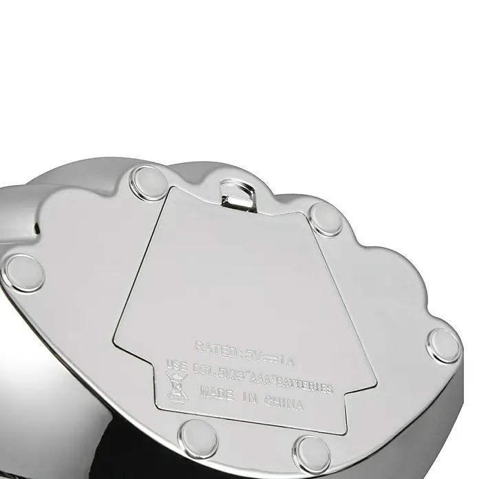 Trio Leuchten Deko-Tischleuchte Shelly - L x B x H: 12,5 x 17,5 x 14 cm, Silber - Nahaufnahme der Unterseite einer silberfarbenen Herzförmigen Lampe mit Batteriefach.