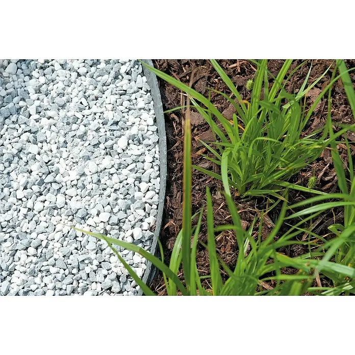 Oase Beeteinfassung & Teichrand PondEdge - L x H: 25.000 x 7 mm, Breite: 190 mm - Nahaufnahme von Gartengestaltung mit Kiesweg und Pflanzenbeet, getrennt durch eine graue Kante. Ideal für Inspirationen im Gartenbau.
