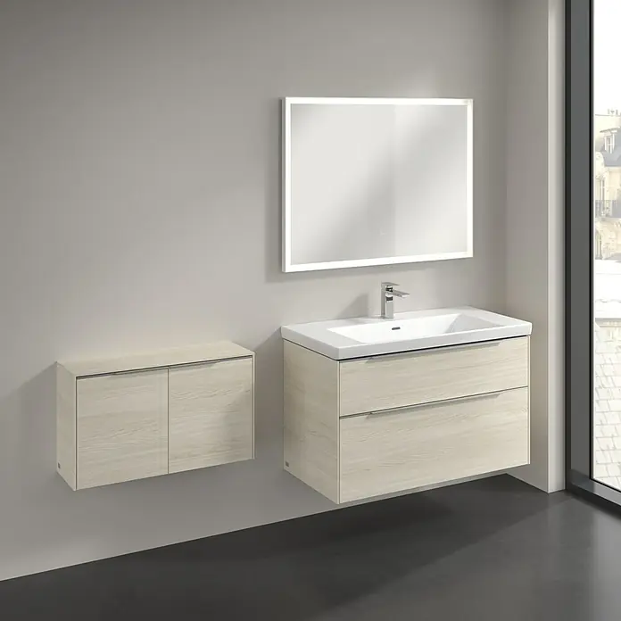 Villeroy & Boch Subway 3.0 Seitenschrank - B x T x H: 72,8 x 25,6 x 42,3 cm, White Oak, DIN Anschlag: Links/Rechts, Farbe Griff: Aluminium glänzend - Modernes Badezimmer-Ensemble mit Waschtischunterschrank, Spiegelschrank und Hängeschrank in hellem Holzdekor für ein stilvolles Ambiente.