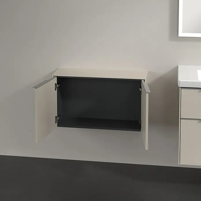 Villeroy & Boch Subway 3.0 Seitenschrank - B x T x H: 72,8 x 25,6 x 42,3 cm, Cashmere Grey, DIN Anschlag: Links/Rechts, Farbe Griff: Aluminium glänzend - Offener Hängeschrank in Beige mit grauer Innenseite. Praktischer Stauraum für das moderne Badezimmer, ideal zur Aufbewahrung von Badutensilien.