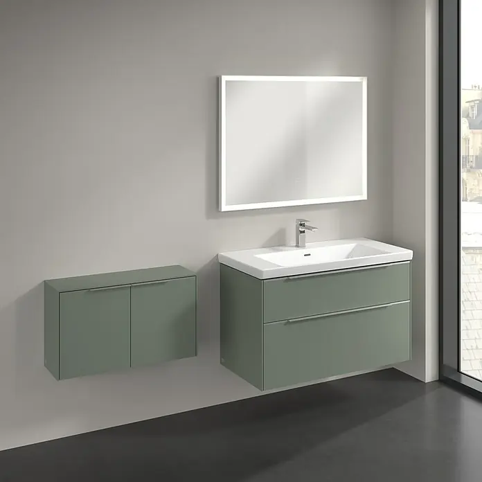 Villeroy & Boch Subway 3.0 Seitenschrank - B x T x H: 72,8 x 25,6 x 42,3 cm, Soft Green, DIN Anschlag: Links/Rechts, Farbe Griff: Aluminium glänzend - Das moderne Badezimmer-Ensemble mit einem Unterschrank mit Waschbecken, einem Hängeschrank und einem beleuchteten Spiegel bietet stilvollen Stauraum.