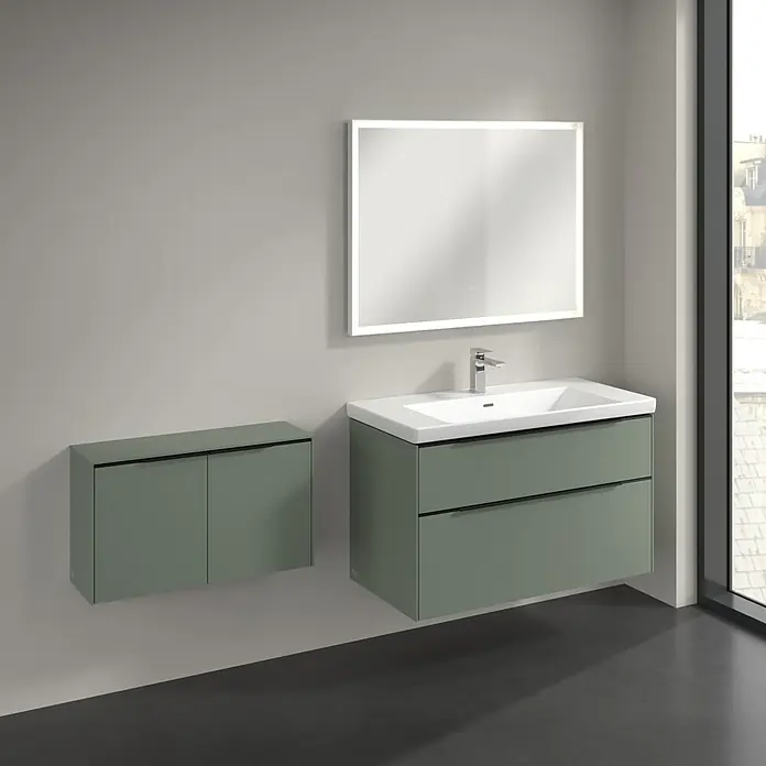 Villeroy & Boch Subway 3.0 Seitenschrank - B x T x H: 72,8 x 25,6 x 42,3 cm, Soft Green, DIN Anschlag: Links/Rechts, Farbe Griff: Volcano Black - Badezimmer-Interieur mit modernem Waschtischunterschrank in Grün und einem beleuchteten Spiegel an der Wand. Elegantes Design für ein stilvolles Bad.