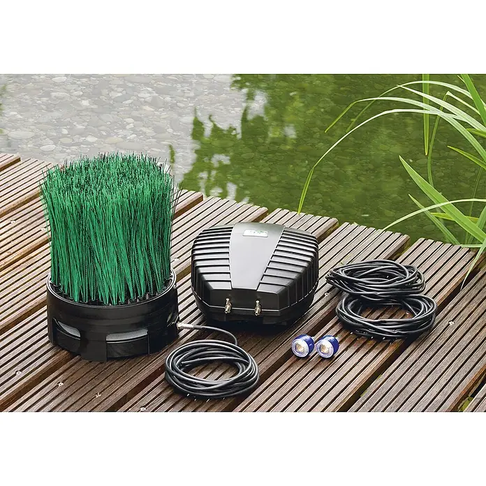 Oase Teichbelüfter-Set OxyTex Set 1000 - Fördermenge pro Std.: 1.000 l - Teichbelüfter-Set mit Pumpe, Belüfterbürste, Schlauch und Leuchten auf Holzdeck. Ideal für die Sauerstoffversorgung des Teichs.