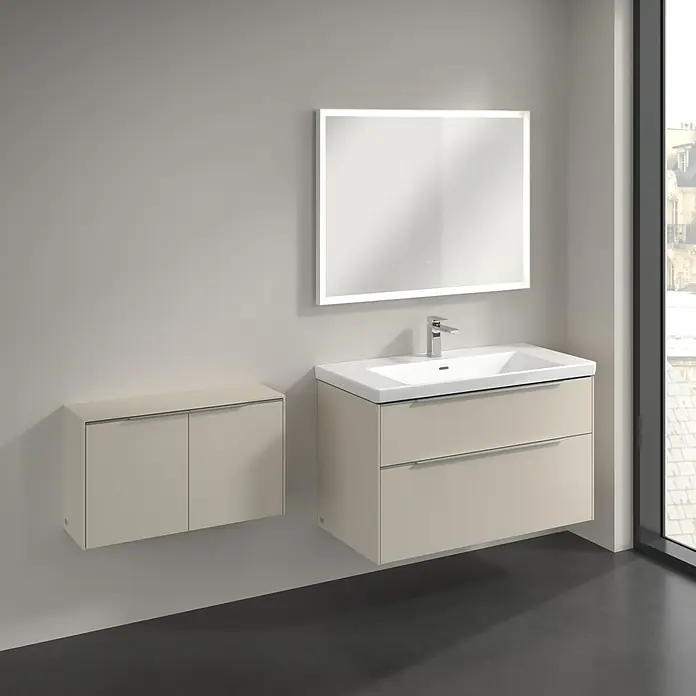 Villeroy & Boch Subway 3.0 Seitenschrank - B x T x H: 72,8 x 25,6 x 42,3 cm, Cashmere Grey, DIN Anschlag: Links/Rechts, Farbe Griff: Aluminium glänzend - Moderne Badmöbel-Kombination mit Waschtisch, Unterschrank und beleuchtetem Spiegel in stilvollem Design für ein elegantes Badezimmer.