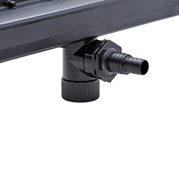 Pontec Einbau-Wasserfall PondoFall LED - Kunststoff, Anzahl LED: 24 Stk., Warmweiß - Detailaufnahme einer schwarzen Schlauchtülle, die an ein Gehäuse montiert ist. Ideal für Aquarien und Teichsysteme, zur Verbindung von Schläuchen.