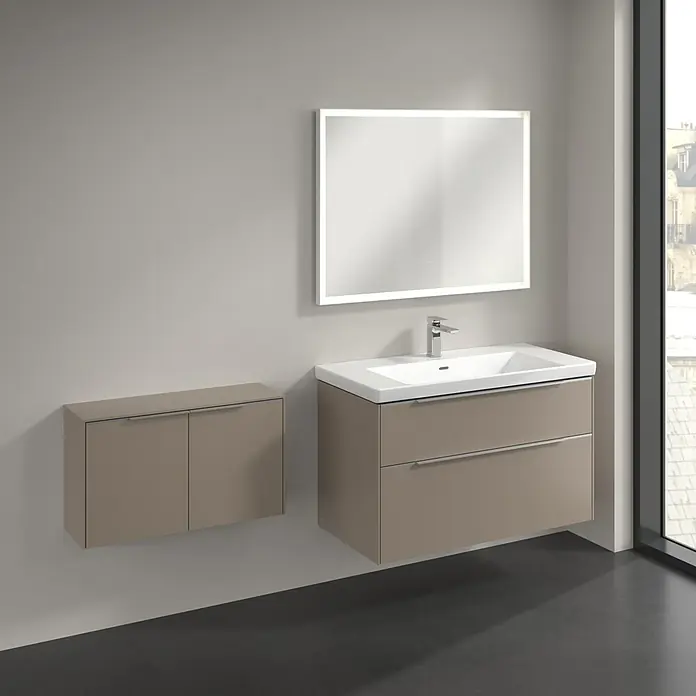 Villeroy & Boch Subway 3.0 Seitenschrank - B x T x H: 72,8 x 25,6 x 42,3 cm, Taupe, DIN Anschlag: Links/Rechts, Farbe Griff: Aluminium glänzend - Elegantes Badezimmer-Set mit Waschtischunterschrank, Hängeschrank und Spiegel mit integrierter Beleuchtung für ein modernes Ambiente.