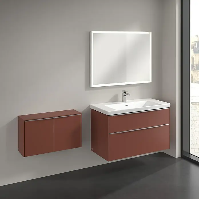 Villeroy & Boch Subway 3.0 Seitenschrank - B x T x H: 72,8 x 25,6 x 42,3 cm, Wine Red, DIN Anschlag: Links/Rechts, Farbe Griff: Aluminium glänzend - Modernes Badezimmer-Ensemble mit einem Waschtischunterschrank in Terrakotta und einem passenden Spiegelschrank mit Beleuchtung.