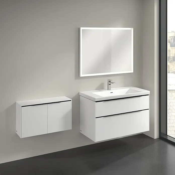 Villeroy & Boch Subway 3.0 Seitenschrank - B x T x H: 72,8 x 25,6 x 42,3 cm, Pure White, DIN Anschlag: Links/Rechts, Farbe Griff: Volcano Black - Badezimmer mit weißem Waschtischunterschrank und Spiegelschrank mit integrierter Beleuchtung für ein modernes Ambiente.