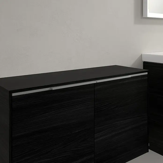 Villeroy & Boch Subway 3.0 Seitenschrank - B x T x H: 72,8 x 25,6 x 42,3 cm, Black Oak, DIN Anschlag: Links/Rechts, Farbe Griff: Aluminium glänzend - Elegantes Badmöbel in dunklem Holzdesign mit minimalistischen Griffen. Der Waschtischunterschrank bietet stilvollen Stauraum im Badezimmer.