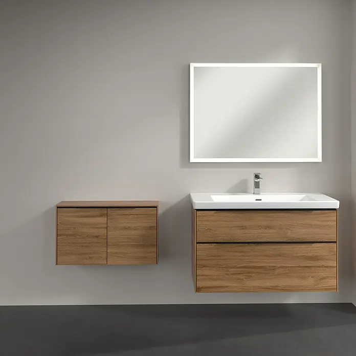 Villeroy & Boch Subway 3.0 Seitenschrank - B x T x H: 72,8 x 25,6 x 42,3 cm, Kansas Oak, DIN Anschlag: Links/Rechts, Farbe Griff: Volcano Black - Badezimmereinrichtung mit einem Waschtischunterschrank in Holzoptik, einem Hängeschrank und einem beleuchteten Spiegel.