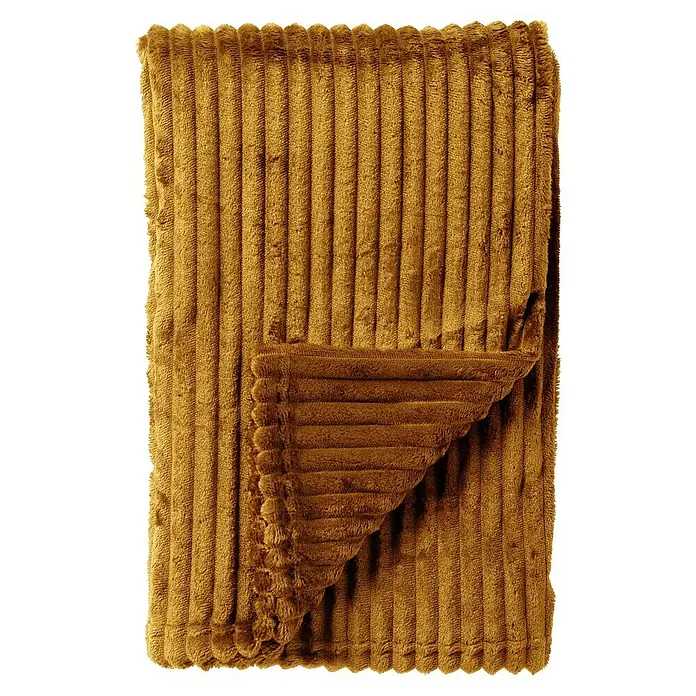 Decke Stripe - Chai Tea, 200 x 150 cm, 100 % Polyester - Nahaufnahme einer ockerfarbenen Corddecke, die gefaltet ist und eine weiche, gerippte Textur sowie dekorative Fransen aufweist.