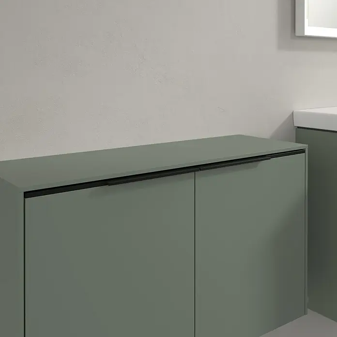Villeroy & Boch Subway 3.0 Seitenschrank - B x T x H: 72,8 x 25,6 x 42,3 cm, Soft Green, DIN Anschlag: Links/Rechts, Farbe Griff: Volcano Black - Modernes Badezimmer mit einem stilvollen, olivgrünen Unterschrank und minimalistischen, schwarzen Griffen, der Stauraum und Eleganz vereint.