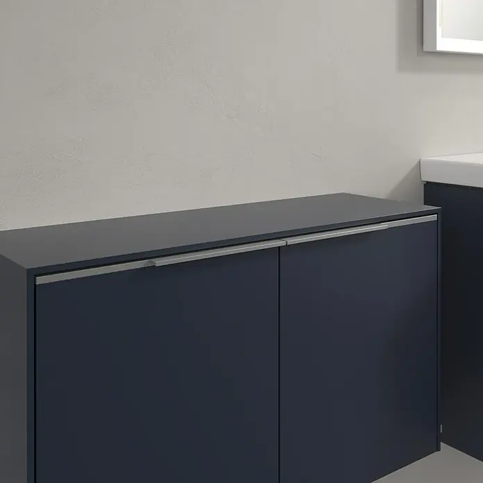 Villeroy & Boch Subway 3.0 Seitenschrank - B x T x H: 72,8 x 25,6 x 42,3 cm, Marine Blue, DIN Anschlag: Links/Rechts, Farbe Griff: Aluminium glänzend - Blauer Badezimmerschrank mit minimalistischen silbernen Griffen vor einer schlichten weißen Wand. Praktische und stilvolle Aufbewahrung.