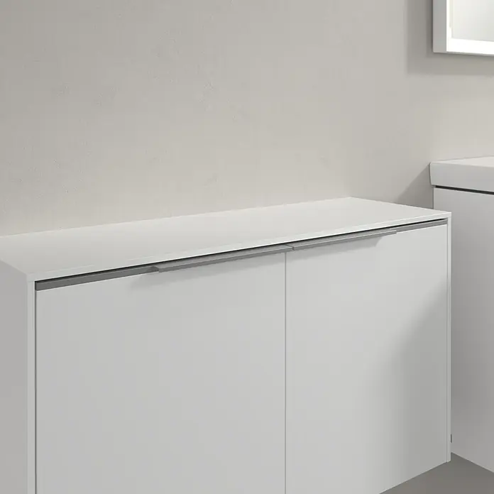 Villeroy & Boch Subway 3.0 Seitenschrank - B x T x H: 72,8 x 25,6 x 42,3 cm, Pure White, DIN Anschlag: Links/Rechts, Farbe Griff: Aluminium glänzend - Nahaufnahme eines weißen Badezimmerschranks mit zwei Türen und eleganten Griffen, der Stauraum und Stil vereint.