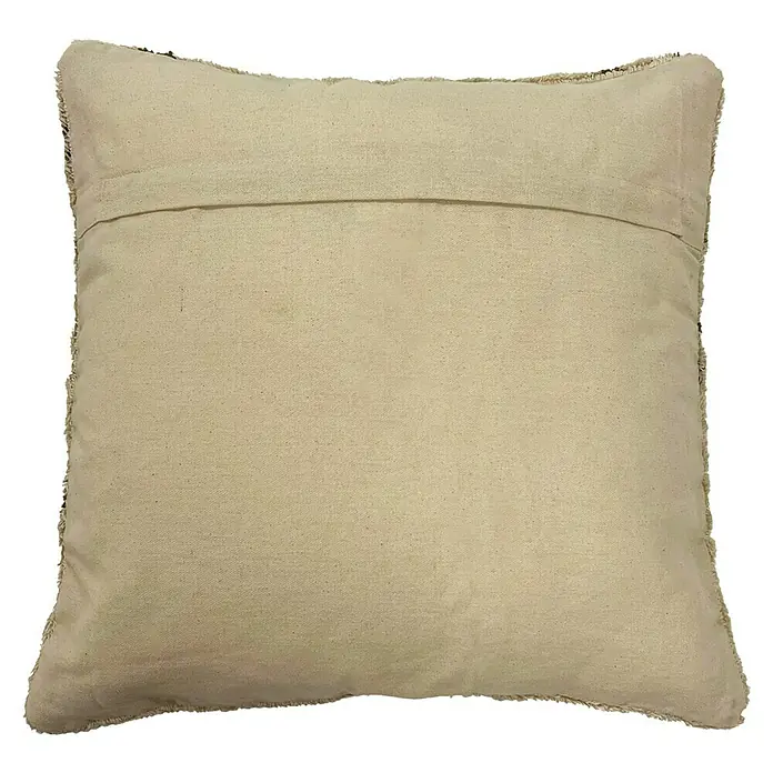 Kissen Ilse - Military Olive, 45 x 45 cm - Nahaufnahme eines quadratischen, beigen Dekokissens mit ausgefransten Kanten, ideal für eine gemütliche und stilvolle Inneneinrichtung.