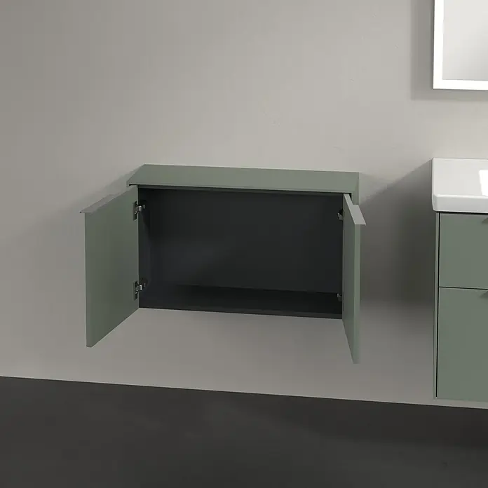 Villeroy & Boch Subway 3.0 Seitenschrank - B x T x H: 72,8 x 25,6 x 42,3 cm, Soft Green, DIN Anschlag: Links/Rechts, Farbe Griff: Aluminium glänzend - Ein moderner Badezimmerschrank in Salbeigrün mit offenen Türen und dunklem Innenraum, Teil eines stilvollen Badezimmerensembles.