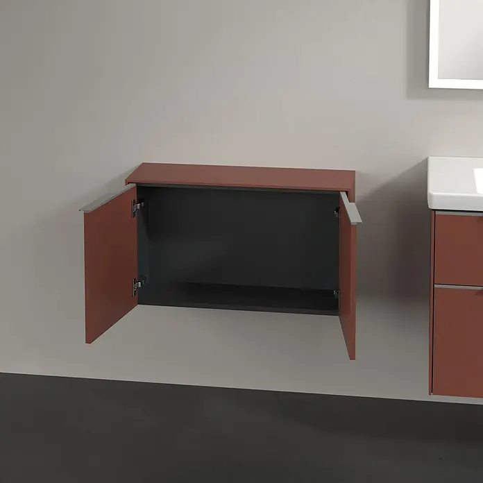 Villeroy & Boch Subway 3.0 Seitenschrank - B x T x H: 72,8 x 25,6 x 42,3 cm, Wine Red, DIN Anschlag: Links/Rechts, Farbe Griff: Aluminium glänzend - Offener brauner Badezimmerschrank mit silbernen Griffen, der Stauraum und modernes Design bietet.