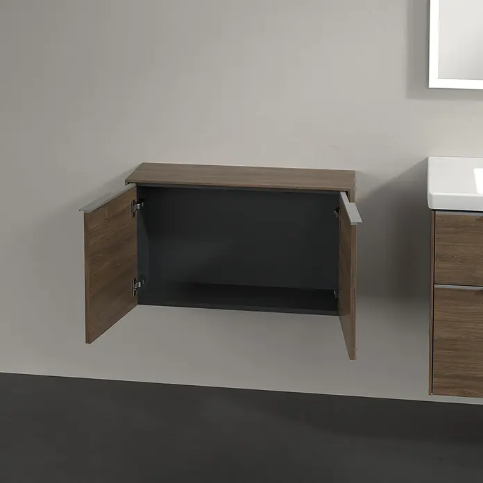 Villeroy & Boch Subway 3.0 Seitenschrank - B x T x H: 72,8 x 25,6 x 42,3 cm, Arizona Oak, DIN Anschlag: Links/Rechts, Farbe Griff: Aluminium glänzend - Offener Wandschrank mit Holzstruktur und Metallgriffen, Teil einer Badezimmereinrichtung. Der Schrank hat eine dunkle Innenausstattung.