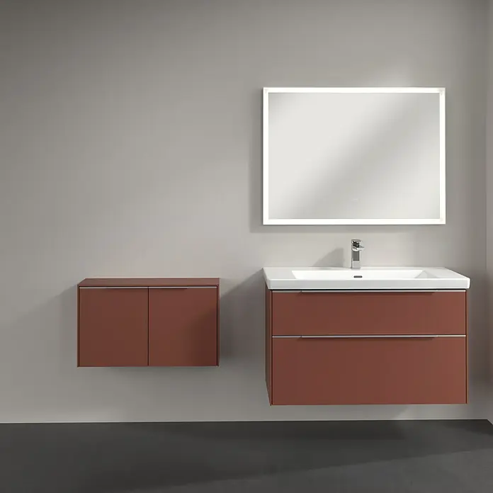 Villeroy & Boch Subway 3.0 Seitenschrank - B x T x H: 72,8 x 25,6 x 42,3 cm, Wine Red, DIN Anschlag: Links/Rechts, Farbe Griff: Aluminium glänzend - Ein modernes Badezimmer-Ensemble mit einem Waschtischunterschrank in Terrakotta und einem beleuchteten Spiegel für stilvolle Akzente.