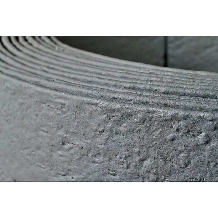 Oase Beeteinfassung & Teichrand PondEdge - L x H: 25.000 x 7 mm, Breite: 190 mm - Nahaufnahme eines Stapels grauer Gummimatten mit rauer Textur. Ideal für Industrie-, Fitness- und Sicherheitsanwendungen.