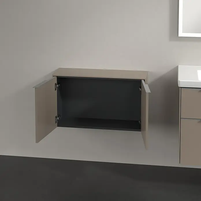 Villeroy & Boch Subway 3.0 Seitenschrank - B x T x H: 72,8 x 25,6 x 42,3 cm, Taupe, DIN Anschlag: Links/Rechts, Farbe Griff: Aluminium glänzend - Abgebildeter Badezimmerschrank mit offenen Türen, der sein geräumiges, dunkles Innenleben offenbart. Praktisches Badmöbel.